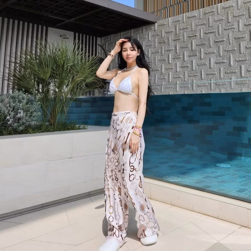 Kim Lim thường xuyên di chuyển bằng chuyên cơ riêng hoặc khoang hạng nhất. Gia đình cô sở hữu những biệt thự sang trọng trị giá hàng triệu USD.