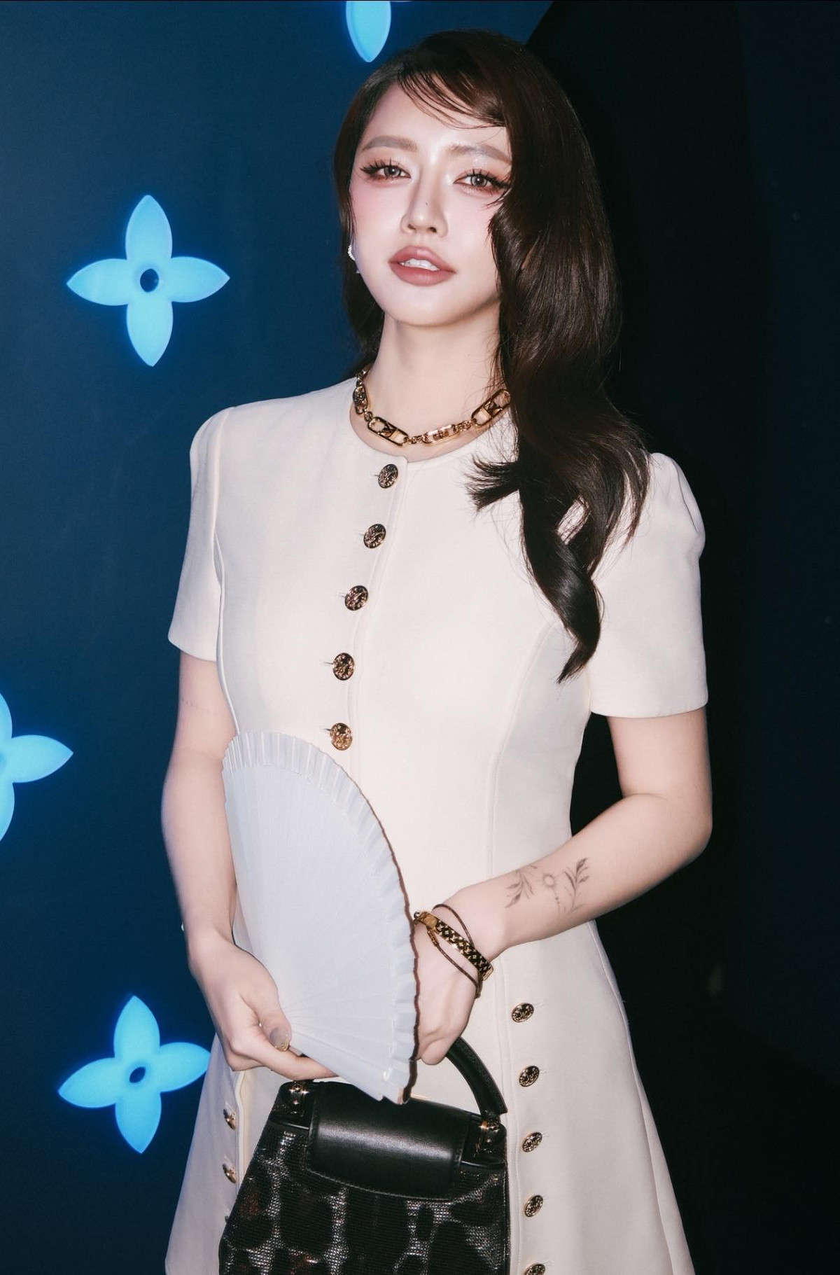 Không chỉ ghi điểm bởi nhan sắc, Bích Phương còn mang đến cảm giác ấm áp, gần gũi qua cách tạo dáng nhẹ nhàng bên vòng nguyệt quế, cây thông nhỏ và không gian trang trí đậm chất Giáng sinh.