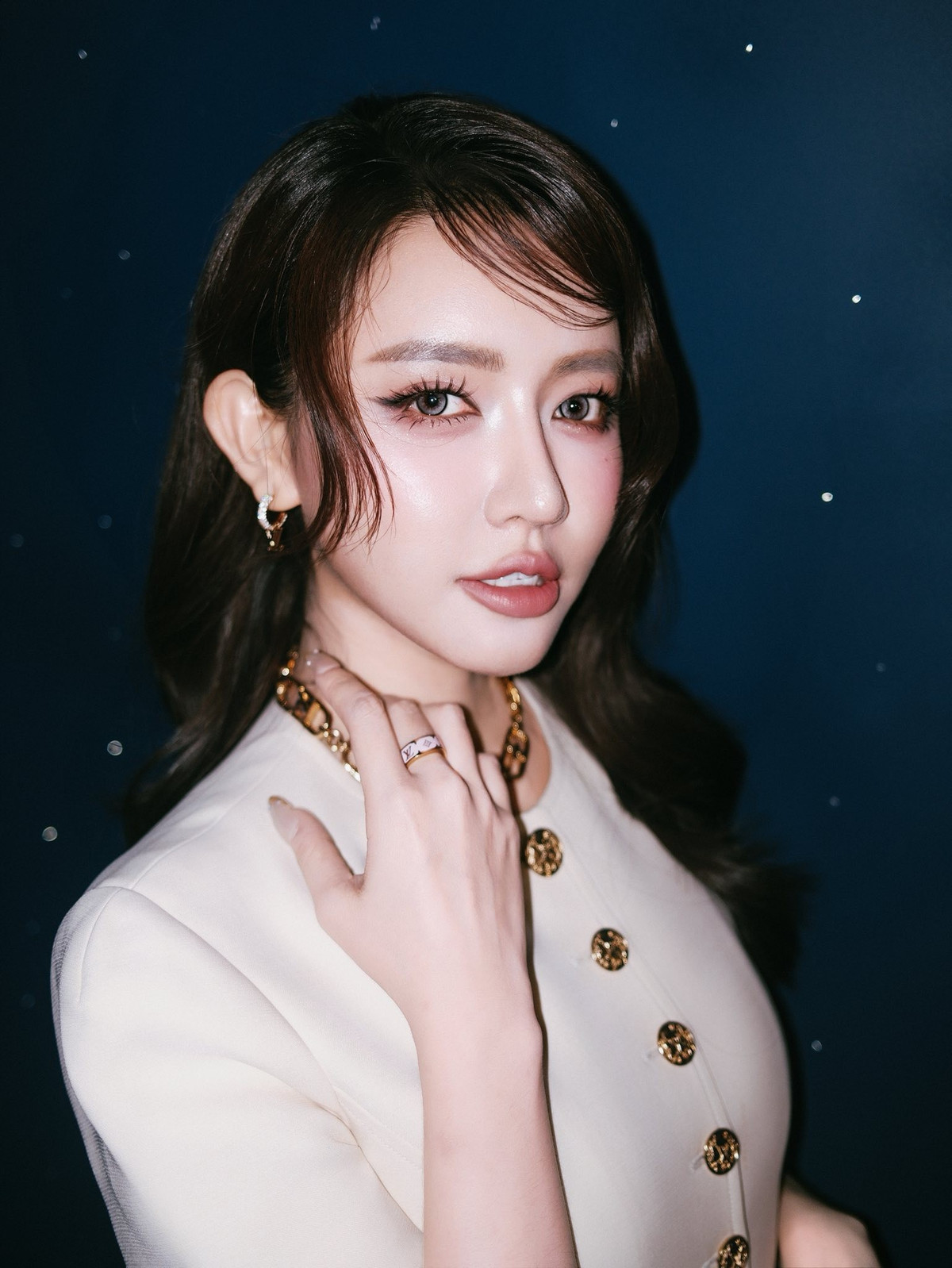 Tổng thể bộ ảnh toát lên tinh thần thư thái, bình yên – điều mà khán giả luôn cảm nhận được ở Bích Phương trong những năm gần đây.