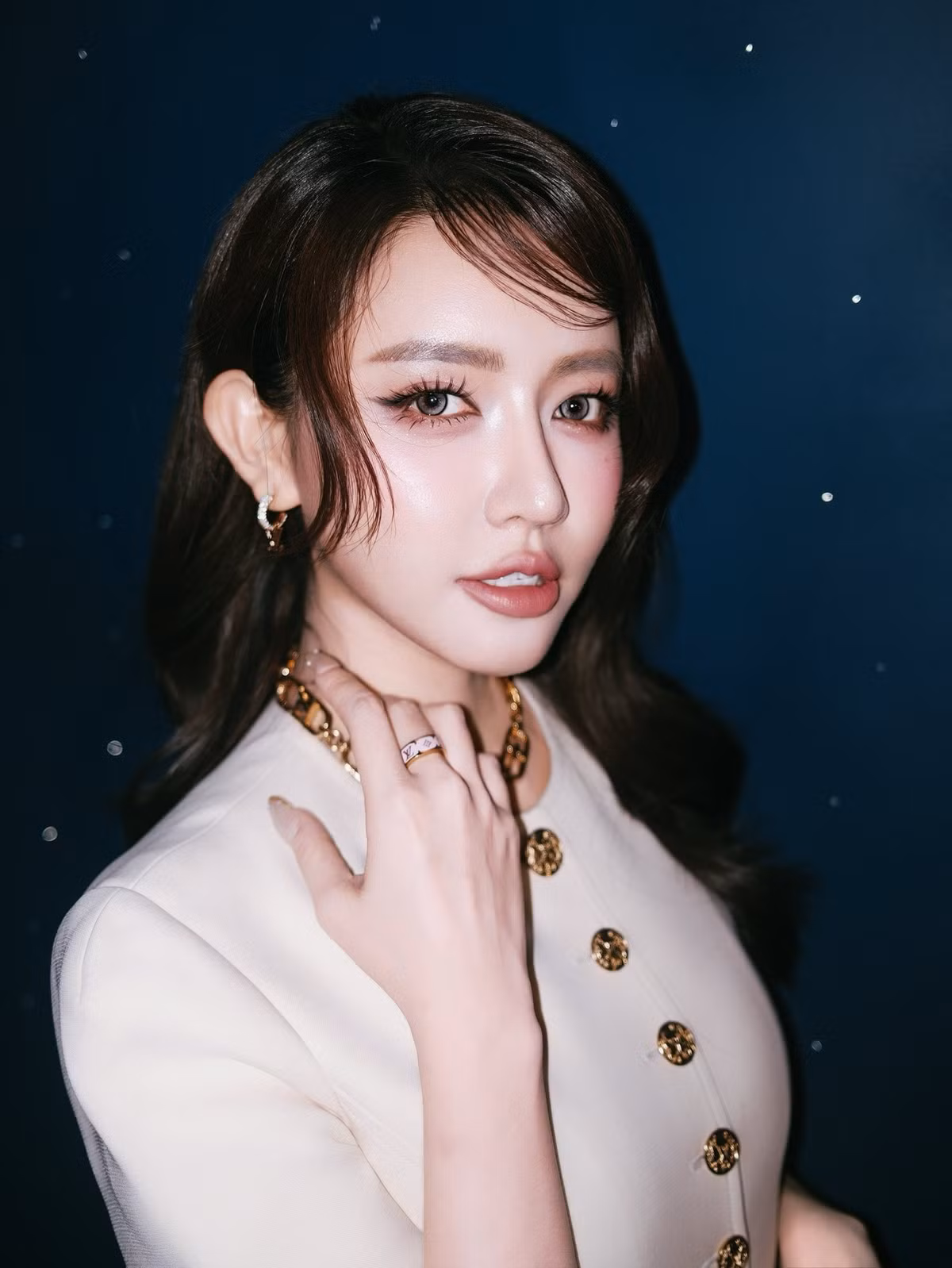 Tổng thể bộ ảnh toát lên tinh thần thư thái, bình yên – điều mà khán giả luôn cảm nhận được ở Bích Phương trong những năm gần đây.