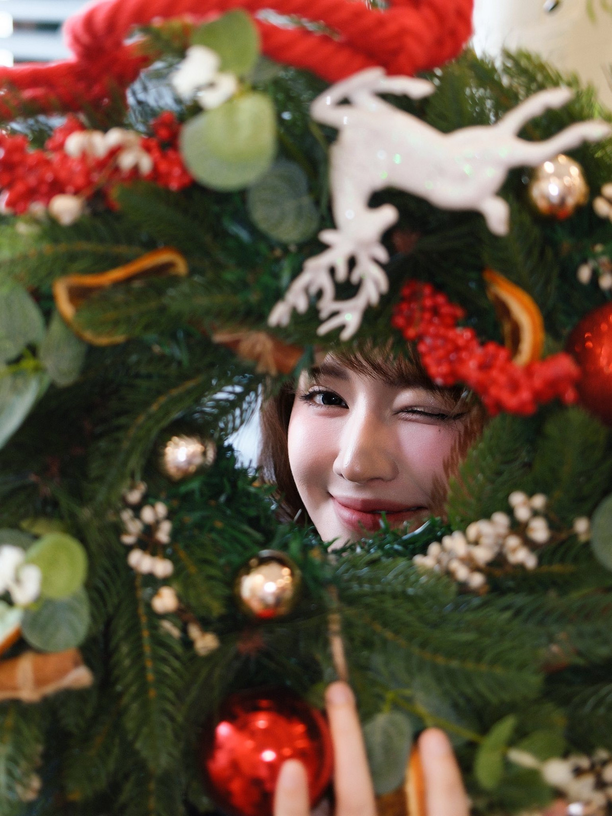 Trong bộ ảnh, Bích Phương diện trang phục mang gam màu xanh – đỏ đặc trưng của Giáng sinh, kết hợp áo len dáng rộng và quần short trẻ trung.