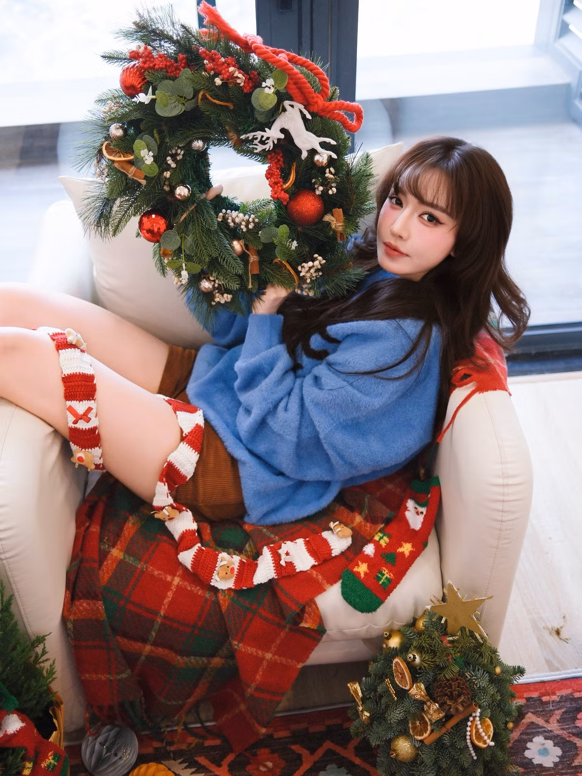 Lối trang điểm trong veo, nhấn nhẹ vào đôi má hồng và môi tông nude hồng giúp Bích Phương giữ được vẻ tự nhiên nhưng vẫn đủ nổi bật trước ống kính.