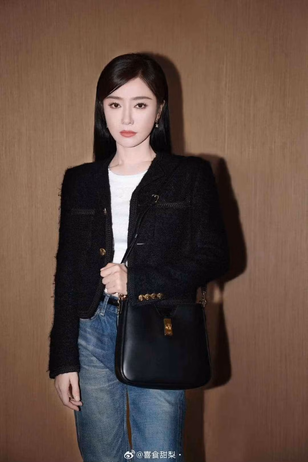 Giữ lưng thẳng khi đi, đứng, ngồi. Điều tưởng đơn giản nhưng liên tục xuất hiện trong mô tả hình ảnh công chúng chụp Tần Lam: đứng thẳng lưng, vai thả tự nhiên, bước đi chậm rãi toát ra vẻ tự tin và sang trọng.