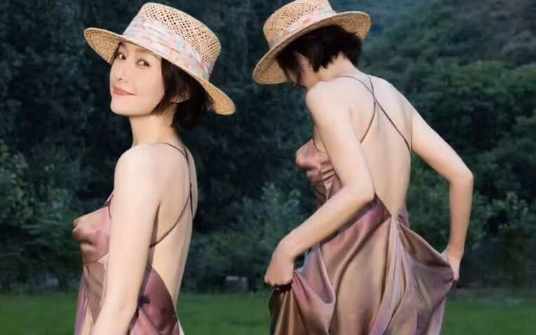 Lên đại học, Tần Lam tiếp tục nổi bật, rồi từng bước tiến vào làng giải trí, dần trở thành “nữ thần không tuổi”, “quốc sắc thiên hương” trong mắt công chúng.