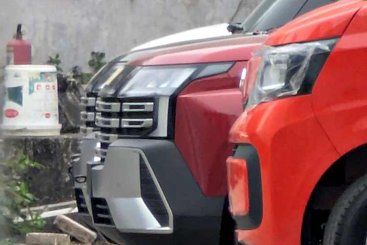 Ở phiên bản mới, Hyundai Stargazer sở hữu khá nhiều thay đổi về mặt thiết kế. Dễ nhận thấy nhất là khu vực đầu xe với nắp ca-pô dài hơn và cụm đèn pha đặt cao hơn, thay thế kiểu tách rời trước đây. Dải đèn LED định vị ban ngày có thiết kế hình chữ "H" mới, tạo cảm giác nổi bật hơn. Tiếp theo đó là lưới tản nhiệt cỡ lớn hơn với mắt lưới hình chữ nhật nằm ngang và xếp tầng. Cản trước có thêm các các khe hút gió giả hai bên bao quanh hốc hút gió trung tâm.