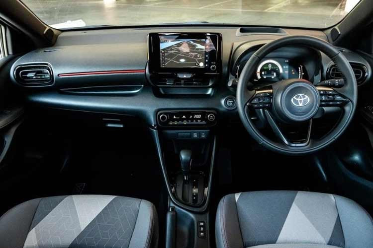 Bên cạnh sự thay đổi về màn hình, Toyota còn chú trọng đến tính tiện dụng khi trang bị hệ thống phanh tay điện tử cho Yaris Hybrid 2026. Tính năng này đi kèm với chế độ giữ phanh tự động (Auto Hold), giúp người lái giảm bớt thao tác mệt mỏi khi phải dừng đỗ liên tục trong phố hoặc di chuyển trên các cung đường dốc.