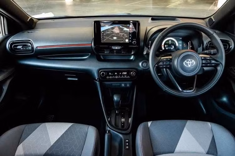 Bên cạnh sự thay đổi về màn hình, Toyota còn chú trọng đến tính tiện dụng khi trang bị hệ thống phanh tay điện tử cho Yaris Hybrid 2026. Tính năng này đi kèm với chế độ giữ phanh tự động (Auto Hold), giúp người lái giảm bớt thao tác mệt mỏi khi phải dừng đỗ liên tục trong phố hoặc di chuyển trên các cung đường dốc.