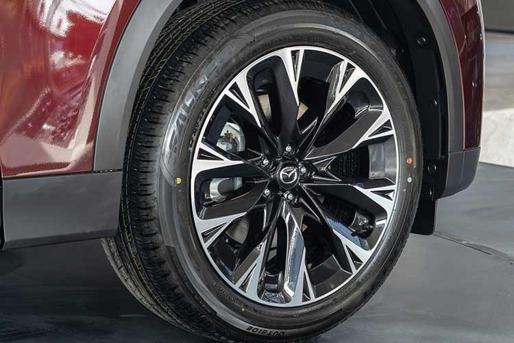 Các chi tiết như mâm 21 inch, gương chiếu hậu sơn đen, viền ngoại thất tối màu, đèn LED trước – sau hay cửa hậu chỉnh điện rảnh tay mang lại sự cao cấp và hiện đại. Cửa sổ trời toàn cảnh cũng là một điểm nhấn quan trọng hứa hẹn sẽ xuất hiện trên phiên bản thương mại.