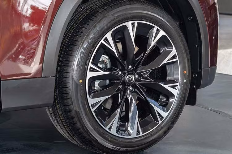 Các chi tiết như mâm 21 inch, gương chiếu hậu sơn đen, viền ngoại thất tối màu, đèn LED trước – sau hay cửa hậu chỉnh điện rảnh tay mang lại sự cao cấp và hiện đại. Cửa sổ trời toàn cảnh cũng là một điểm nhấn quan trọng hứa hẹn sẽ xuất hiện trên phiên bản thương mại.