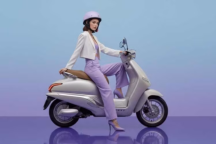 Tương ứng với công suất vượt trội là những bộ pin hiệu suất đặc biệt với khả năng di chuyển quãng đường dài sau mỗi lần sạc đầy. Theo kế hoạch, VinFast sẽ ra mắt phiên bản thương mại của dòng xe cao cấp trong quý IV/2026 và những mẫu xe thể thao đầu tiên trong quý II/2027.