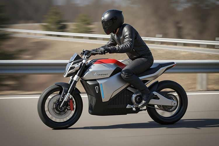 Song song với dòng phổ thông đang có, VinFast chính thức công bố hai dòng xe máy điện hoàn toàn mới là dòng cao cấp và dòng thể thao, với 7 mẫu xe đột phá cả về thiết kế lẫn công suất. Dòng cao cấp sở hữu 3 mẫu xe mới gồm Rasad, Sadie và Saxil, được thiết kế sang trọng, tinh tế phù hợp với khách hàng có gu thẩm mỹ thời thượng và yêu cầu cao về trải nghiệm công nghệ.