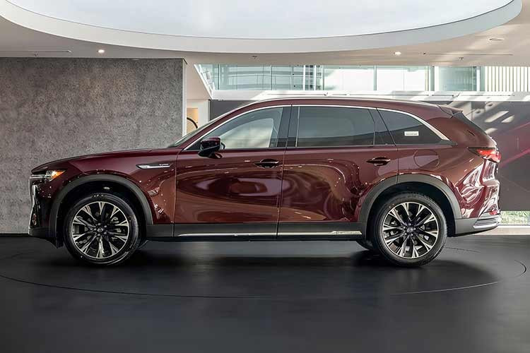 Về ngoại thất, Mazda CX-90 áp dụng ngôn ngữ thiết kế Kodo thế hệ mới, với thân xe trường dài và tỷ lệ tổng thể vững chãi, tạo cảm giác bề thế đúng chất một mẫu SUV cỡ lớn.