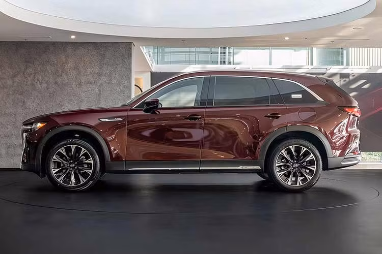 Về ngoại thất, Mazda CX-90 áp dụng ngôn ngữ thiết kế Kodo thế hệ mới, với thân xe trường dài và tỷ lệ tổng thể vững chãi, tạo cảm giác bề thế đúng chất một mẫu SUV cỡ lớn.