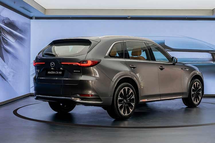 Cung cấp sức mạnh cho Mazda CX-90 tại Việt Nam sẽ là hai tùy chọn động cơ. Thứ nhất là động cơ 3.3L Turbo I6 e-Skyactiv M-Hybrid, công suất 340 mã lực, mô-men xoắn 500 Nm, đi kèm hộp số tự động 8 cấp và hệ dẫn động bốn bánh i-Activ AWD. Thứ hai là phiên bản 2.5L e-Skyactiv PHEV, cho công suất 323 mã lực, mô-men xoắn 500 Nm và khả năng vận hành thuần điện khoảng 42 km.