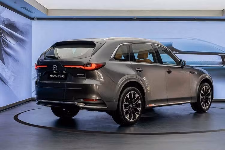 Cung cấp sức mạnh cho Mazda CX-90 tại Việt Nam sẽ là hai tùy chọn động cơ. Thứ nhất là động cơ 3.3L Turbo I6 e-Skyactiv M-Hybrid, công suất 340 mã lực, mô-men xoắn 500 Nm, đi kèm hộp số tự động 8 cấp và hệ dẫn động bốn bánh i-Activ AWD. Thứ hai là phiên bản 2.5L e-Skyactiv PHEV, cho công suất 323 mã lực, mô-men xoắn 500 Nm và khả năng vận hành thuần điện khoảng 42 km.