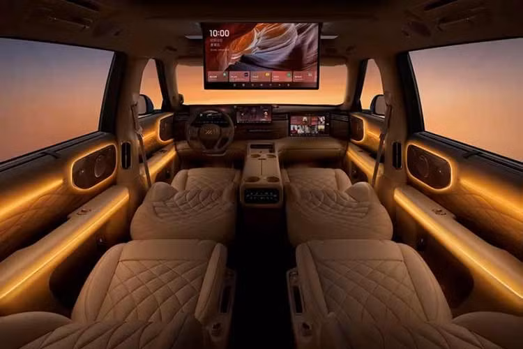 Phần lớn những trang bị “đáng tiền” của mẫu SUV này nằm trong khoang nội thất. Thông tin chi tiết về trang bị của xe chưa được công bố, nhưng dự kiến sẽ tương tự LS9 đã ra mắt. Xe có màn hình 27,1 inch tích hợp bảng đồng hồ kỹ thuật số và màn hình giải trí trung tâm.