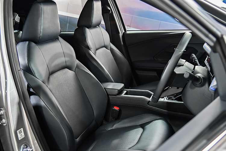 Việc loại bỏ cần phanh tay cơ học không chỉ giúp bảng điều khiển trung tâm trở nên gọn gàng, sang trọng hơn mà còn cho thấy nỗ lực của hãng xe Nhật trong việc đưa những công nghệ cao cấp xuống các dòng xe cỡ nhỏ.