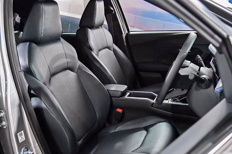 Việc loại bỏ cần phanh tay cơ học không chỉ giúp bảng điều khiển trung tâm trở nên gọn gàng, sang trọng hơn mà còn cho thấy nỗ lực của hãng xe Nhật trong việc đưa những công nghệ cao cấp xuống các dòng xe cỡ nhỏ.