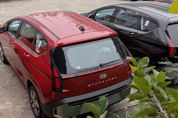 Một số nhân viên tư vấn bán hàng tại đại lý cho biết Hyundai Stargazer 2026 mới sẽ chính thức ra mắt Việt Nam vào cuối quý I hoặc đầu quý II năm nay. Qua những hình ảnh đầu tiên trên mạng xã hội, có thể thấy Hyundai Stargazer 2026 ở Việt Nam sở hữu thiết kế giống Stargazer Cartenz đã ra mắt thị trường Indonesia vào hồi tháng 7/2025.