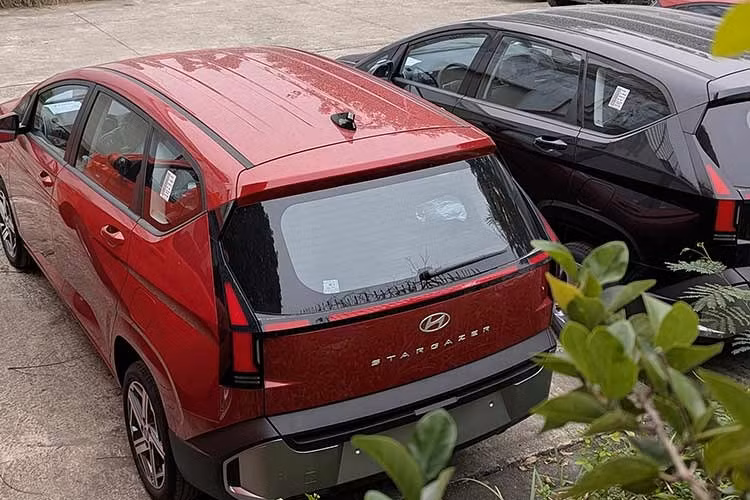Một số nhân viên tư vấn bán hàng tại đại lý cho biết Hyundai Stargazer 2026 mới sẽ chính thức ra mắt Việt Nam vào cuối quý I hoặc đầu quý II năm nay. Qua những hình ảnh đầu tiên trên mạng xã hội, có thể thấy Hyundai Stargazer 2026 ở Việt Nam sở hữu thiết kế giống Stargazer Cartenz đã ra mắt thị trường Indonesia vào hồi tháng 7/2025.