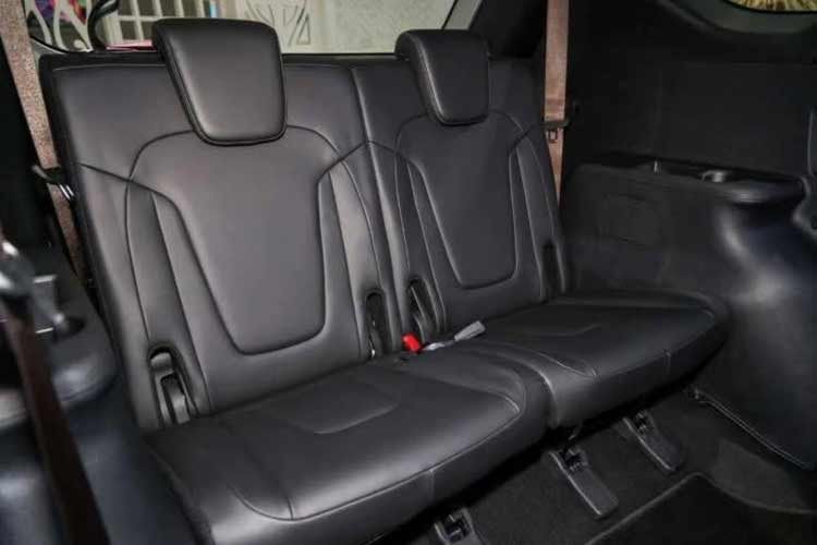 Tại thị trường Indonesia, Hyundai Stargazer 2026 sở hữu những trang bị tiêu chuẩn như đèn pha LED phản xạ đa hướng (MFR), mâm 16 inch, bảng đồng hồ analog với màn hình 4,2 inch, màn hình giải trí trung tâm 8 inch, điều hòa chỉnh cơ với cửa gió dành cho hàng ghế sau và các hệ thống an toàn bị động.