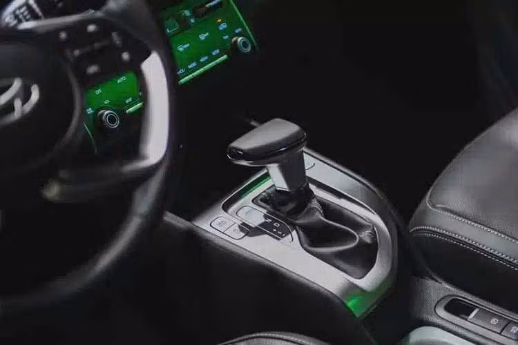 Bản cao sẽ được trang bị mâm 17 inch, bảng đồng hồ kỹ thuật số 10,25 inch, màn hình thông tin giải trí 10,25 inch, điều hòa tự động, sạc không dây, hệ thống âm thanh 6 loa, kết nối Bluelink, cảm biến áp suất lốp và 6 túi khí. Ngoài ra, các bản cao cấp còn có gói an toàn chủ động Hyundai SmartSense với những chức năng như hỗ trợ tránh va chạm điểm mù, phanh khẩn cấp tự động, hỗ trợ giữ làn đường...