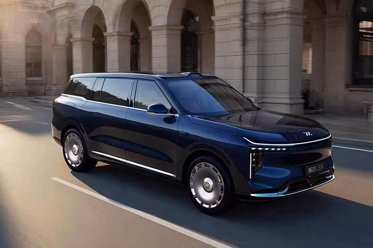 Giá bán của IM LS9 Hyper hiện vẫn chưa được công bố tại thị trường quê nhà Trung Quốc. Đây là SUV cỡ lớn hoàn toàn mới, được xem là sản phẩm chiến lược của IM Motors trong phân khúc xe điện mở rộng tầm hoạt động (EREV).