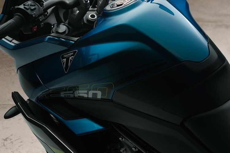 Bình xăng lớn luôn là lợi thế của những chiếc xe sport adventure, dung tích 18.6L. Xe có gói nâng cấp hành lý với tuỳ chọn thùng đựng đồ đặt hai bên sơn cùng với màu thân xe, có tổng dung tích 57L và thùng đồ đặt baga sau có dung tích 49L, có thể đặt hai nón bảo hiểm.