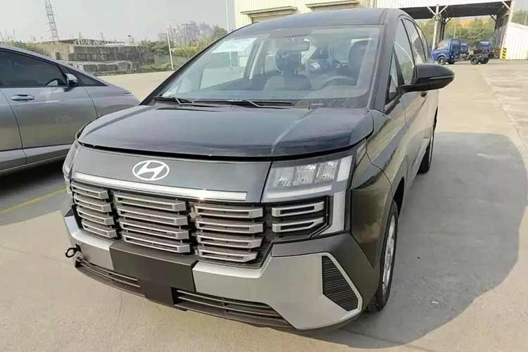 Xe sở hữu động cơ xăng Smartstream 4 xi-lanh thẳng hàng, hút khí tự nhiên, dung tích 1.5L, cho công suất tối đa 113 mã lực tua máy tại 6.300 vòng/phút và mô-men xoắn cực đại 143,8 Nm tại tua máy 4.500 vòng/phút. Động cơ kết hợp với hộp số sàn 6 cấp hoặc hộp số tự động biến thiên vô cấp IVT. Giá xe Hyundai Stargazer 2026 tại Việt Nam vẫn còn là ẩn số nhưng dự đoán sẽ cao hơn trước.