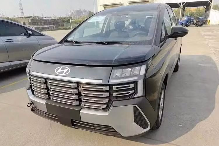 Xe sở hữu động cơ xăng Smartstream 4 xi-lanh thẳng hàng, hút khí tự nhiên, dung tích 1.5L, cho công suất tối đa 113 mã lực tua máy tại 6.300 vòng/phút và mô-men xoắn cực đại 143,8 Nm tại tua máy 4.500 vòng/phút. Động cơ kết hợp với hộp số sàn 6 cấp hoặc hộp số tự động biến thiên vô cấp IVT. Giá xe Hyundai Stargazer 2026 tại Việt Nam vẫn còn là ẩn số nhưng dự đoán sẽ cao hơn trước.