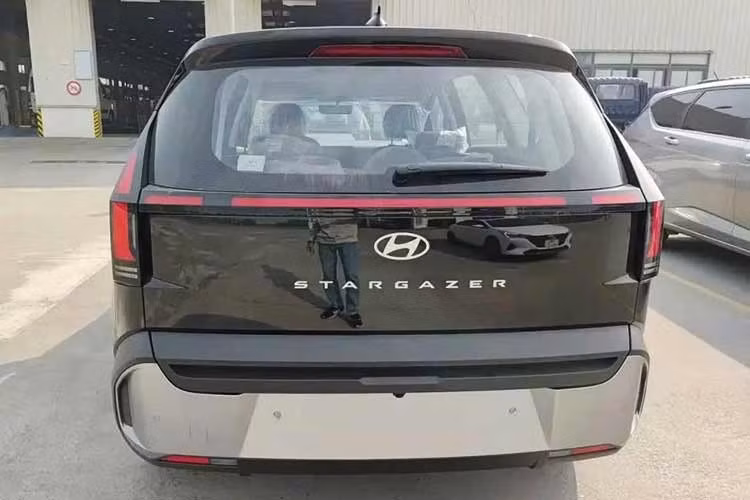 Ngoài ra, xe còn có hệ thống hỗ trợ bám làn đường, cảnh báo va chạm khi lùi, hệ thống kiểm soát hành trình thích ứng, cảnh báo mở cửa an toàn, hỗ trợ đèn pha/cốt tự động, cảnh báo mất tập trung và cảnh báo xe phía trước khởi hành.