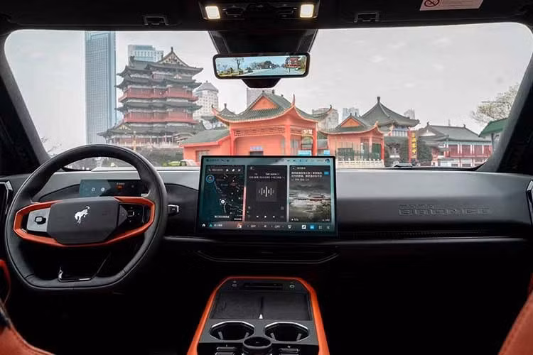 Tuy nhiên, bước vào bên trong, sự thô ráp nhường chỗ cho một "vũ trụ công nghệ". Khoang cabin gây choáng ngợp với màn hình trung tâm 15,6 inch độ phân giải cao, hệ thống hiển thị kính lái AR-HUD khổng lồ lên đến 70 inch và chip xử lý Qualcomm Snapdragon 8255 mạnh mẽ.