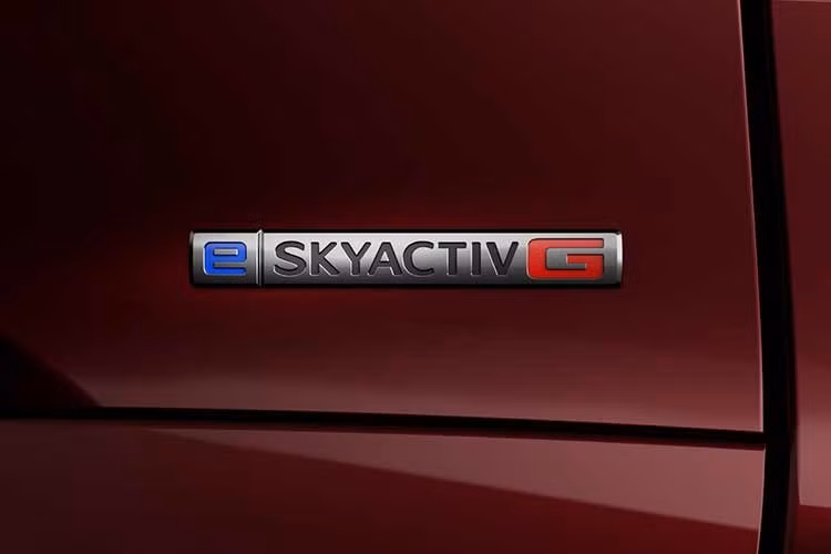 Mẫu SUV Mazda CX-90 sở hữu 7 túi khí, cùng các tính năng an toàn chủ động quen thuộc như: cảnh báo lệch làn, cảnh báo điểm mù, hỗ trợ phanh khẩn cấp và cảnh báo phương tiện cắt ngang phía sau đều được trang bị đầy đủ.