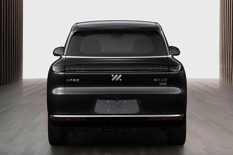 Chưa hết, IM LS9 Hyper còn lần đầu được giới thiệu hệ thống lái thông minh dẫn động bốn bánh hoàn toàn bằng điện với góc đánh lái 24 độ. Đây là tính năng được cho là lần đầu xuất hiện trong phân khúc. Nhờ đó, xe có bán kính vòng quay tối thiểu chỉ 4,95 m - nhỏ hơn khoảng 2 m so với Smart ForTwo.