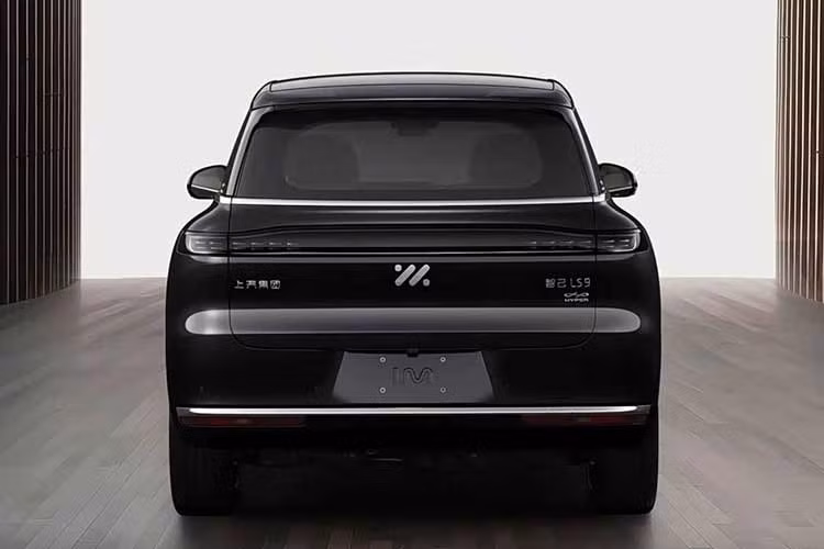 Chưa hết, IM LS9 Hyper còn lần đầu được giới thiệu hệ thống lái thông minh dẫn động bốn bánh hoàn toàn bằng điện với góc đánh lái 24 độ. Đây là tính năng được cho là lần đầu xuất hiện trong phân khúc. Nhờ đó, xe có bán kính vòng quay tối thiểu chỉ 4,95 m - nhỏ hơn khoảng 2 m so với Smart ForTwo.