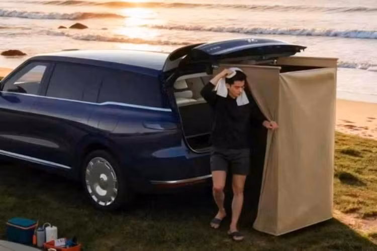 Nhiệm vụ truyền động đến bánh xe thuộc về một mô-tơ điện mạnh 215 mã lực nằm ở cầu trước, kết hợp với hai mô-tơ điện 261 mã lực ở cầu sau. Cấu hình này mang lại phạm vi chạy thuần điện ước tính 308 km. Ba mô-tơ điện cũng hỗ trợ phân bổ mô-men xoắn linh hoạt cho mẫu SUV cỡ lớn này.