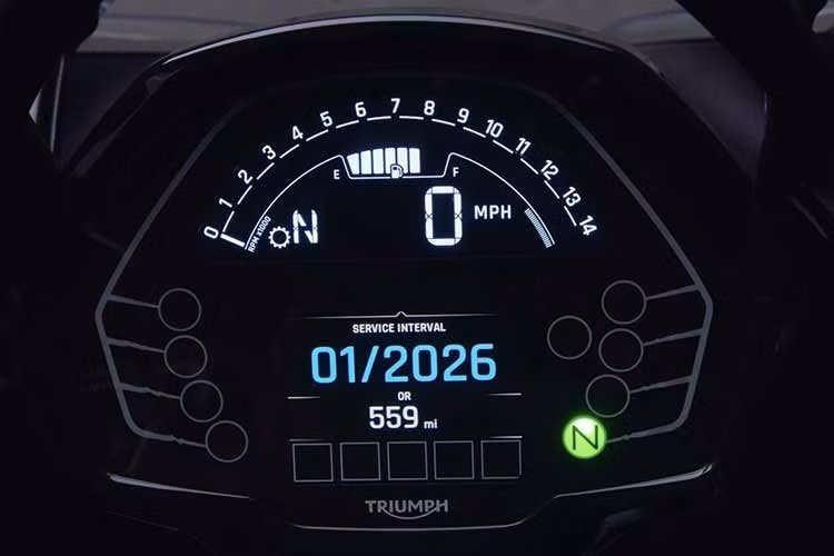 Bảng đồng hồ kết hợp màn hình TFT màu với màn hình LCD. Hệ thống kết nối MyTriumph Connectivity được trang bị tiêu chuẩn, cho phép điều hướng từng bước, điều khiển nhạc và cuộc gọi...