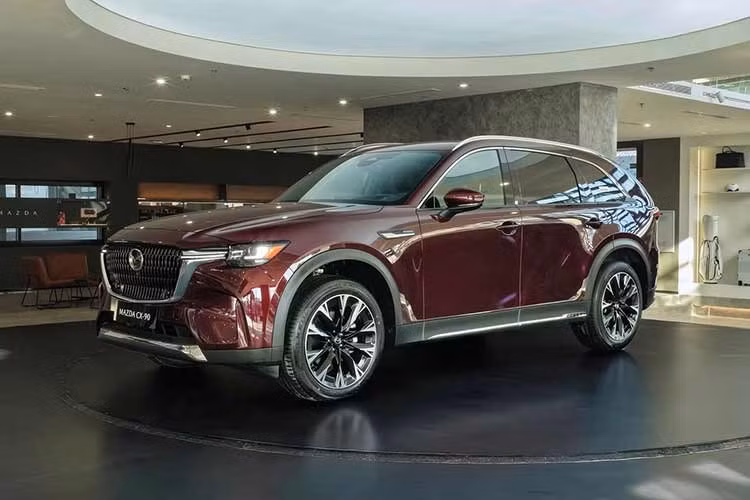 Mazda CX-90 vốn là dòng sản phẩm chiến lược được hãng xe Nhật Bản ưu tiên cho các thị trường khó tính như Mỹ và châu Âu. Xe vẫn trung thành với triết lý thiết kế KODO đặc trưng nhưng được nâng tầm đẳng cấp nhờ các chi tiết mạ chrome tinh xảo, tạo nên diện mạo lịch lãm và bề thế.