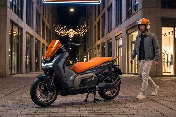 Trong đó, Rasad được thiết kế khỏe khoắn, nam tính với nhiều góc cạnh cùng dáng vẻ mạnh mẽ, hiện đại. Mang đặc trưng của dòng xe maxi-scooter, Rasad đảm bảo cho người điều khiển luôn có tư thế lái thoải mái và an toàn. Xe dự kiến sử dụng động cơ center có công suất tối đa 7.100W, tốc độ có thể lên tới 100 km/h.