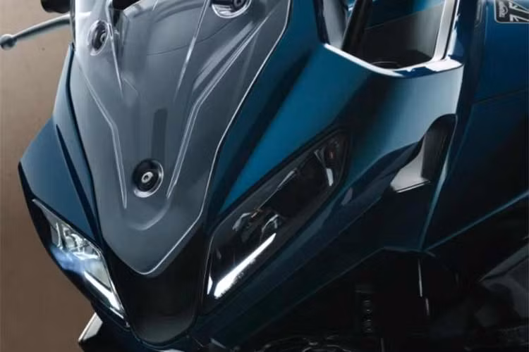 Kính chắn gió phía trước của Tiger Sport 660 2026 có thể điều chỉnh một tay, chiều cao có thể thay đổi từ 1.312mm lên 1.395mm. Hệ thống đèn LED gồm: đèn pha mới với đèn DRL tích hợp, đảm bảo khả năng hiển thị và vẻ ngoài đặc trưng.