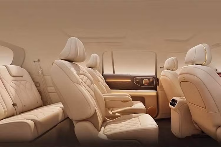 Hành khách ở hàng ghế sau cũng được chăm chút với màn hình 5K kích thước 27 inch có thể gập xuống từ trần xe. Giống như LS9 tiêu chuẩn, mẫu SUV cỡ lớn của LS9 Hyper của Alibaba và MG này cũng được cung cấp tùy chọn vòi tắm tích hợp ngay trên cửa hậu.