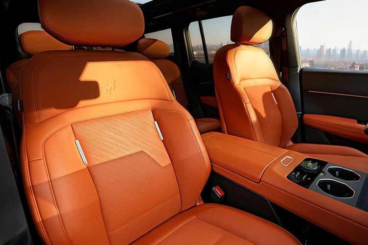 Các tiện nghi cao cấp như dàn âm thanh 21 loa, tủ lạnh mini và cửa sổ trời toàn cảnh biến chiếc xe thành một không gian nghỉ dưỡng di động. Điểm khác biệt cốt lõi nằm ở hệ truyền động điện hóa sử dụng công nghệ pin Blade tiên tiến từ liên doanh của BYD.