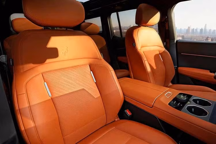 Các tiện nghi cao cấp như dàn âm thanh 21 loa, tủ lạnh mini và cửa sổ trời toàn cảnh biến chiếc xe thành một không gian nghỉ dưỡng di động. Điểm khác biệt cốt lõi nằm ở hệ truyền động điện hóa sử dụng công nghệ pin Blade tiên tiến từ liên doanh của BYD.