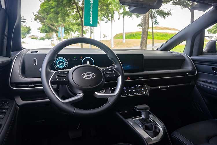 Bên trong xe, mẫu MPV cỡ nhỏ này cũng được cải tiến về mặt thiết kế và trang bị. Điều này được thể hiện rõ nhất qua màn hình kép mới, tích hợp bảng đồng hồ kỹ thuật số và màn hình thông tin giải trí, vừa hiện đại vừa gọn gàng hơn. Táp-lô được thiết kế lại với các khe gió điều hòa hẹp hơn, không còn trang trí dạng ống.