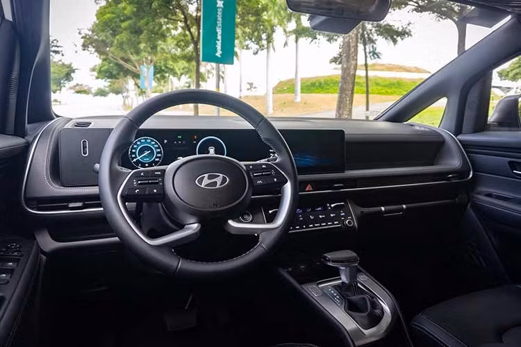 Bên trong xe, mẫu MPV cỡ nhỏ này cũng được cải tiến về mặt thiết kế và trang bị. Điều này được thể hiện rõ nhất qua màn hình kép mới, tích hợp bảng đồng hồ kỹ thuật số và màn hình thông tin giải trí, vừa hiện đại vừa gọn gàng hơn. Táp-lô được thiết kế lại với các khe gió điều hòa hẹp hơn, không còn trang trí dạng ống.