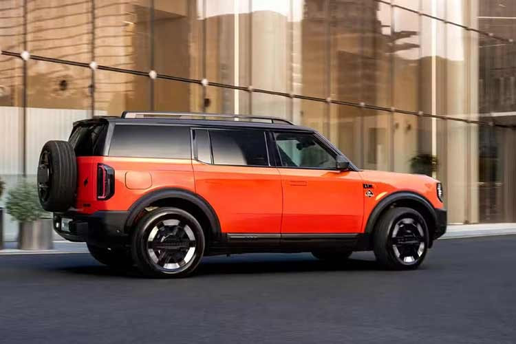 Về mặt thông số, mẫu SUV này sở hữu kích thước vô cùng ấn tượng với chiều dài tổng thể đạt 5.025 mm và trục cơ sở lên tới 2.950 mm. Những con số này không chỉ vượt xa bản Bronco Sport mà còn nhỉnh hơn cả "người anh em" Ford Everest, hứa hẹn một không gian nội thất cực kỳ rộng rãi.