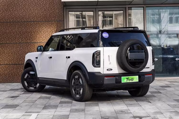 Không chỉ mạnh mẽ, Bronco New Energy còn là một "pháo đài" công nghệ với cảm biến LiDAR và hơn 30 thiết bị giám sát xung quanh xe, vận hành trên nền tảng chip Nvidia Orin-X. Hệ thống này cho phép xe thực hiện các tính năng hỗ trợ lái nâng cao (ADAS) ở mức độ phức tạp.