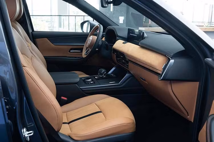 Xe còn có: điều hòa tự động độc lập cho cả ba hàng ghế, sạc không dây và hệ thống âm thanh Bose 12 loa. Cách bố trí không gian ưu tiên sự thoải mái cho hành khách, phù hợp với nhu cầu sử dụng gia đình hoặc di chuyển đường dài.