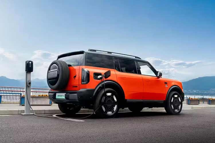 Vẻ ngoài của Ford Bronco New Energy mang đậm phong cách off-road góc cạnh, dễ gợi liên tưởng đến những dòng SUV địa hình hạng sang. Xe vẫn giữ nét đặc trưng với đèn định vị tròn trịa, cửa cốp mở ngang kèm lốp dự phòng gắn ngoài đầy phong trần.