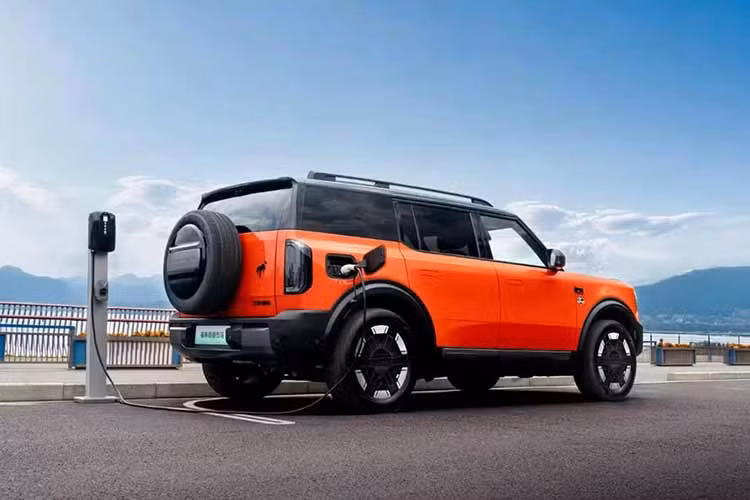 Vẻ ngoài của Ford Bronco New Energy mang đậm phong cách off-road góc cạnh, dễ gợi liên tưởng đến những dòng SUV địa hình hạng sang. Xe vẫn giữ nét đặc trưng với đèn định vị tròn trịa, cửa cốp mở ngang kèm lốp dự phòng gắn ngoài đầy phong trần.